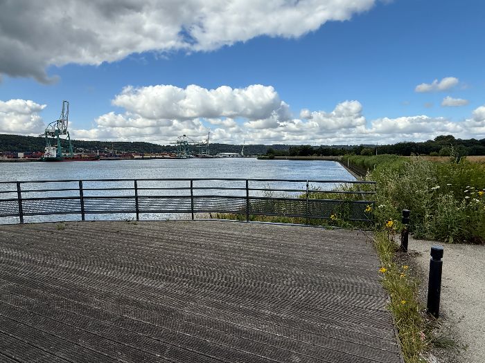 Je rejoins le bord de Seine au niveau de la zone d'évitage du port aux conteneurs de Rouen. C'est ici que les porte-conteneurs font demi-tour.