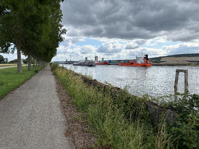 Je longe le bord de Seine sur cette piste cyclable qui fait partie du projet La Seine à Vélo.