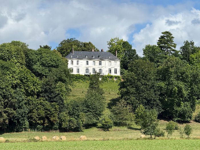 Sur la colline, à ma gauche, voici le château de Sainte-Vaubourg, construit sur l'ancien domaine des Templiers, puis des Hospitaliers de l'ordre de Saint-Jean de Jérusalem.