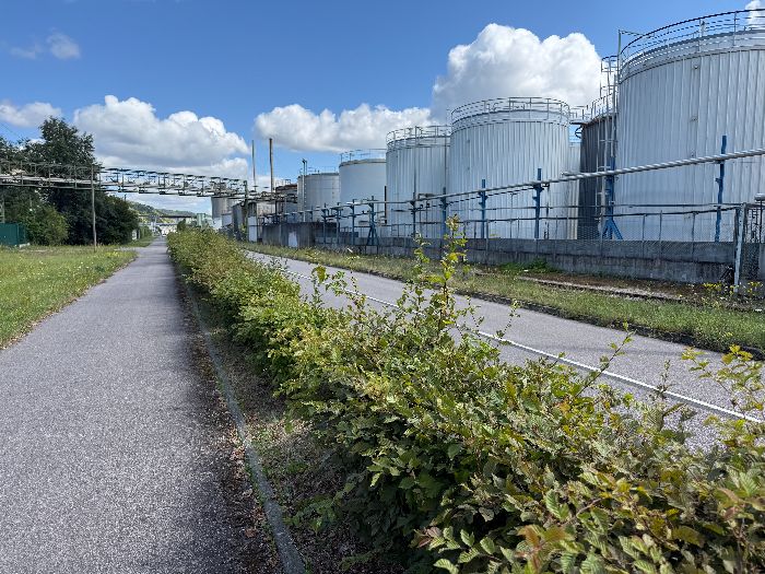 Me voilà de retour à Quenneport, le long des réservoirs d'engrais liquide et des silos de Sénalia. La voie ferrée, à droite, longe les quais et rejoint la ligne Le Havre - Paris.