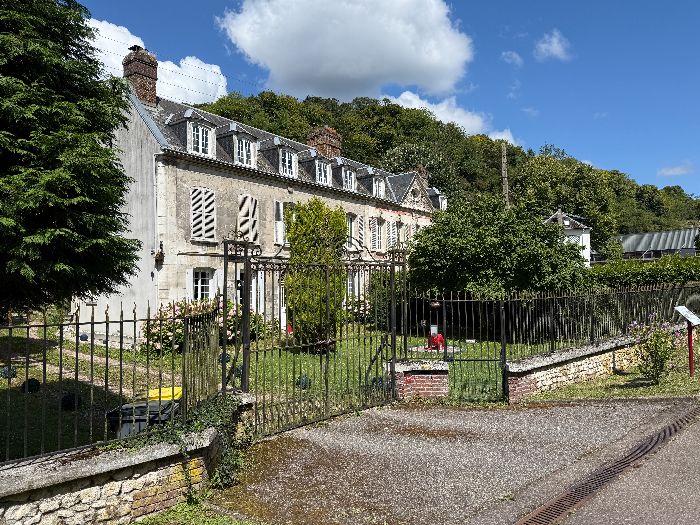 Vue depuis la rue du manoir de Quenneport, séparé en deux habitations.
