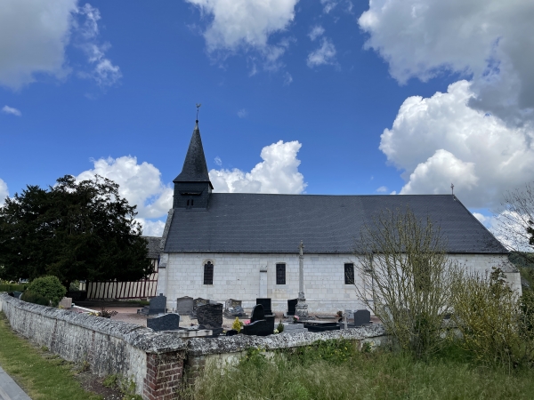 Nous longeons l'église Saint-Rémi d'Ambourville.