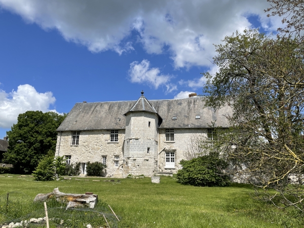 Nous voilà devant le manoir des Templiers, grande demeure du XIIe siècle avec une tourelle du XVe.
