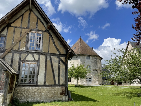 Le manoir des Templiers est agrémenté d'une grange du XVe et d'un colombier monumental du XVIe en pierres blanches. (Ref Gilbert Fromager jumieges.free.fr)