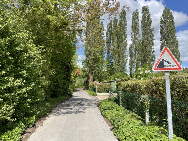 D'après le panneau, nous arrivons en bordure de Seine.