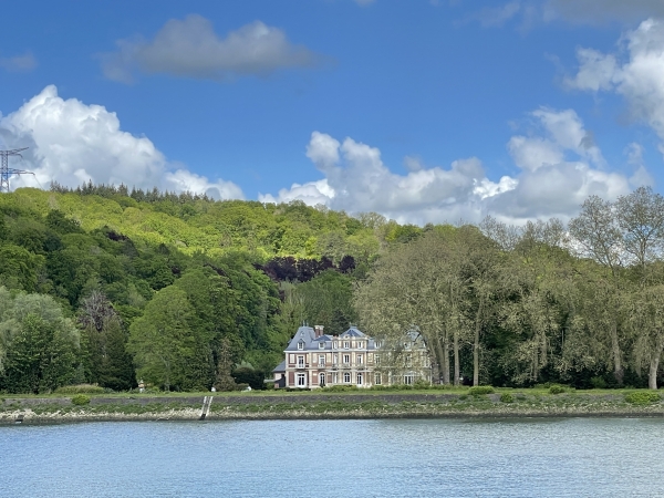 Sur l'autre rive, c'est le château de la Fontaine à Hénouville.