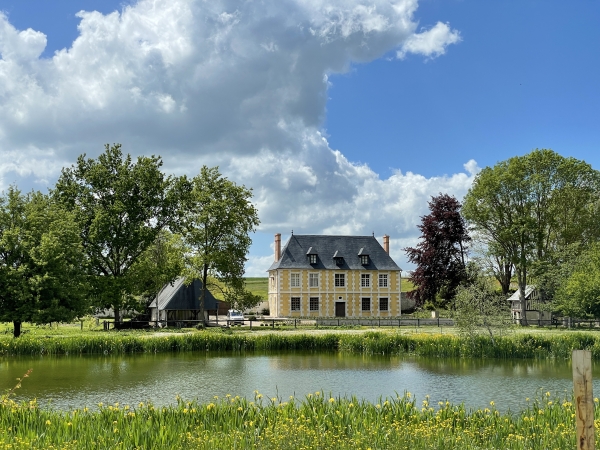 Non loin du chemin de halage, belle maison derrière son étang.