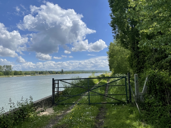 Nous quittons le pré par un deuxième passe clôture. Nous allons bientôt prendre à droite la route du Village.