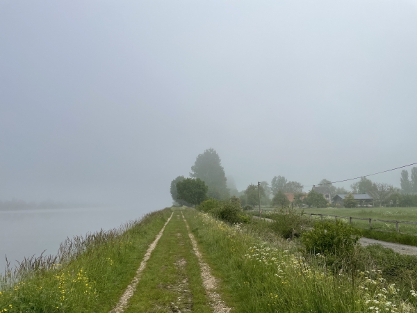 Nous marchons sur le chemin de halage, la Seine est recouverte de brume matinale.