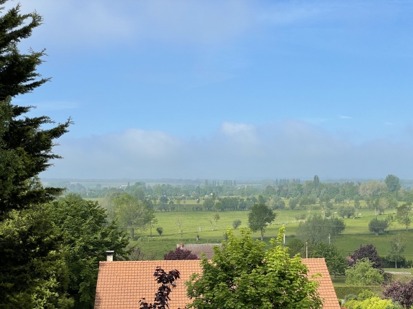 Nous dominons les marais d'Hénouville.