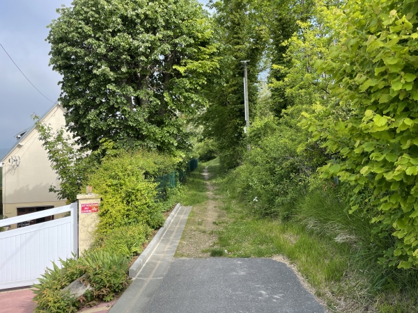 A la dernière maison, la ruelle de la Pierre Moulée devient chemin et s'enfonce dans la forêt.