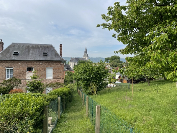 Nous entrons dans le Mesnil-sous-Jumièges par la Sente Saint-Philbert.