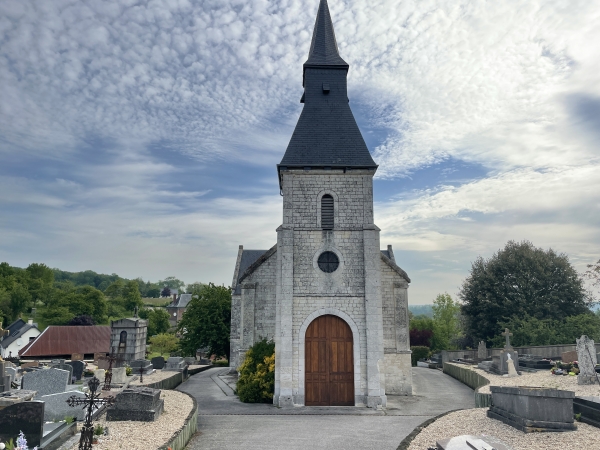 Nous longeons l'église Saint-Philbert.