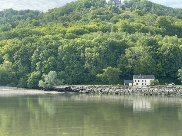 Sur l'autre rive, on voit l'ancien passage de la Roche. C'est ici que les chevaux du halage étaient transbordés pour passer de la rive gauche à la rive droite jusqu'à Duclair, rive convexe, et donc plus ferme pour y tracer le chemin de halage. Au XIXe siècle, avec l'arrivée de la vapeur, le halage n'est plus utilisé, mais le passage d'eau permet de rejoindre Yville ou le marché de Bourg-Achard. Il s'arrête définitivement en 1972.