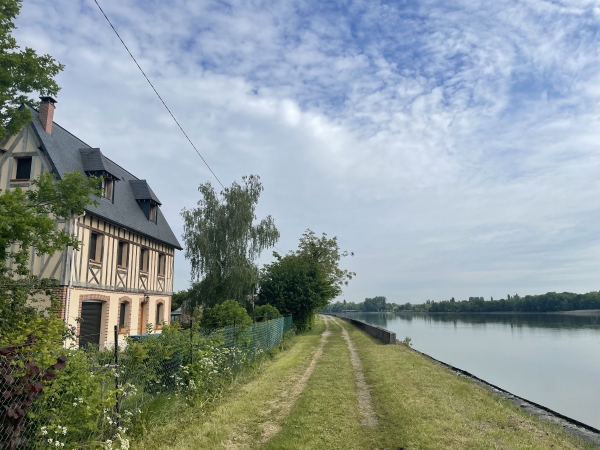 Nous suivons l'ancien chemin de halage, surélevé depuis la construction de la digue.