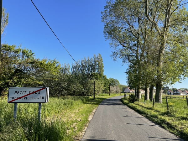 Nous sortons du bourg par la rue de Tocqueville.