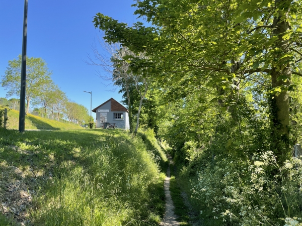 Nous suivons le chemin en contrebas de la D222. A gauche, on voit un abri destiné aux randonneurs.