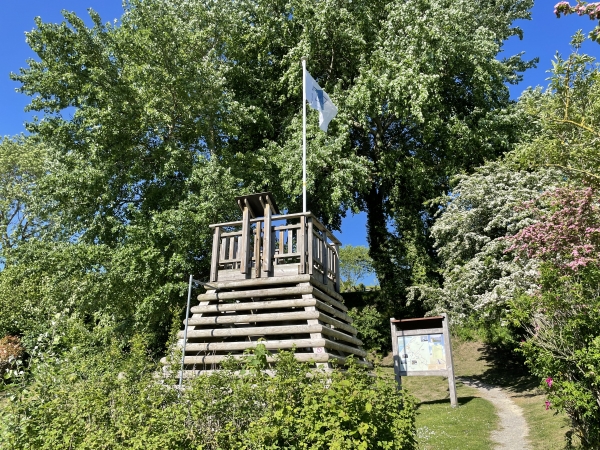 Un belvédère domine la vallée de l'Yères.