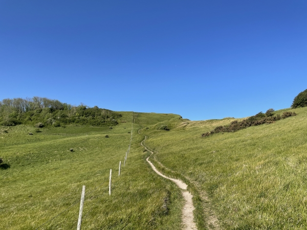 Montée le long de la falaise sur le GR21.