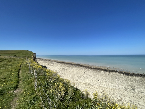 Ici, par exemple, le chemin est à 2 mètres du bord de la falaise.