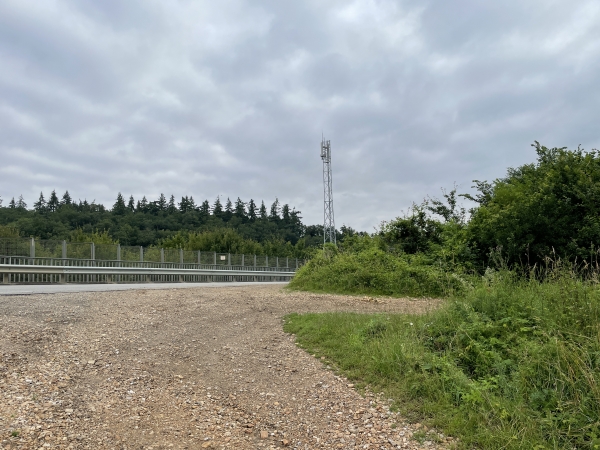 Au Pont Chignolle, nous ne quittons pas les chemins, et prenons celui que l'on devine à droite.