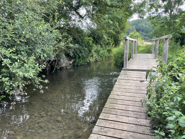Nous traversons le Sec Iton, rejoint ici par un bras du Rouloir. Dans la vallée du Sec Iton, la rivière disparait dans des cavités calcaires souterraines, les bétoires, d'où le nom de Sec Iton. Au XIXe siècle, des augets de béton ont été aménagés pour garder en surface un peu d'eau pour l'agriculture.
