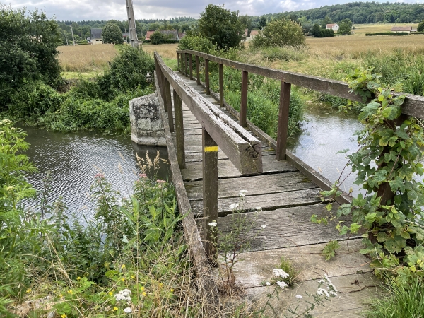 Dernière passerelle que nous emprunterons sur le Sec-Iton. A voir la pile en pierres taillées, on devine qu'il existe un pont ici depuis longtemps. Le chemin derrière a même conservé son dénominatif de « route » : Route du Pont Saint-Jean.