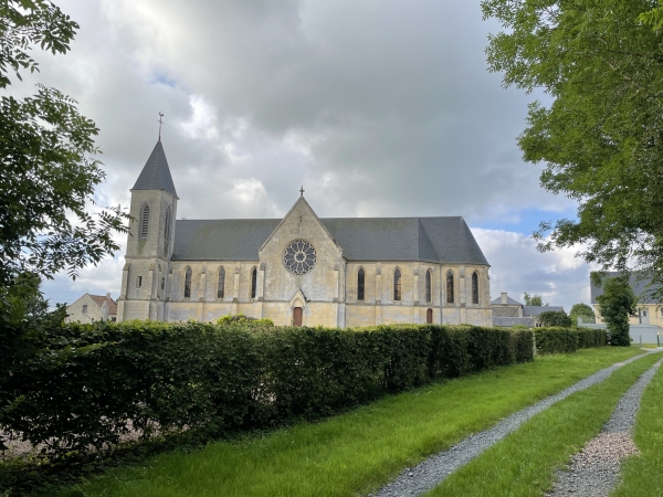 Eglise de la Nativité-de-Notre-Dame de Robehomme. Le village est construit sur une proéminence au milieu des marais. Jusqu'au XIXe siècle, la mer recouvrait les marais à marée haute, et Robehomme devenait une île. En 1944, l'armée allemande avaient inondé ces marais.