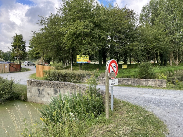 Au hameau de Bricqueville, nous tournons à gauche pour suivre la Chaussée du Croc.