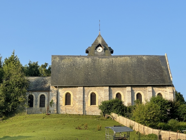 Nous partons du parking du centre du bourg. Au-dessus de nous, domine l'église Saint-Laurent (XIe remanié) et son horloge, qui indique la bonne heure.