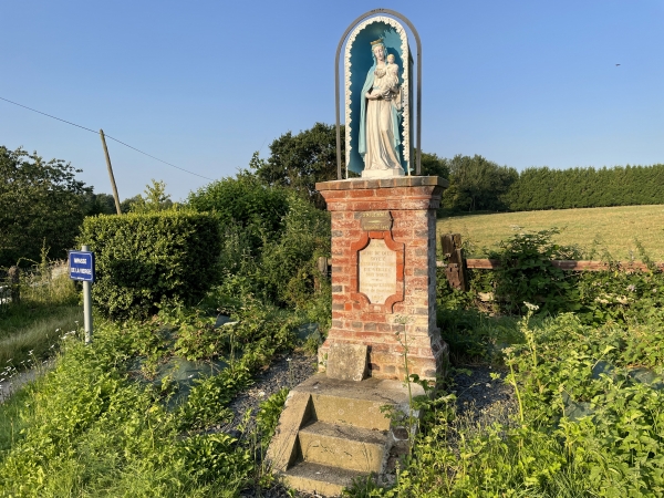 Nous montons la petite route de la Vierge. Peu après l'oratoire, nous entrons sur les chemins.