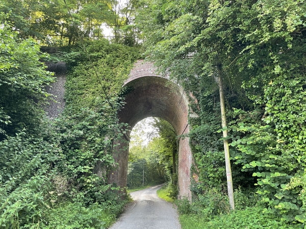 Arrivés dans la vallée, nous passons sous l'ancienne ligne Pont-Audemer - Honfleur. Cette ligne avait survécu grâce à l'association PontAuRail de 1995 à 2005 et ses deux automoteurs. Un projet de la région en 2020 envisage de réutiliser cette voie pour le trafic voyageurs entre Honfleur et Glos-Montfort.