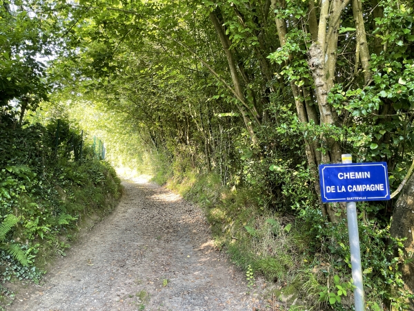 Nous entrons dans le bourg de Quetteville par le chemin de la Campagne (!)