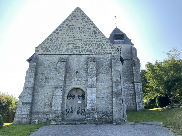 Nous voilà sur le parvis de la solide église Saint-Laurent de Quetteville.