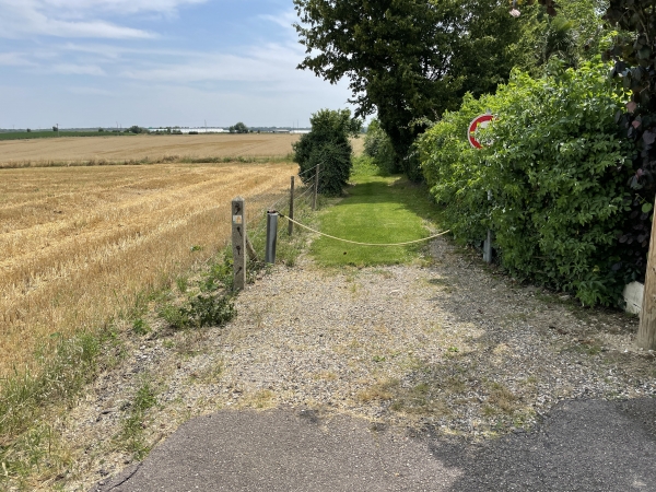 Nous tournons dans la rue de la Sente aux Loups qui se termine en chemin ici. Un beau chemin, parfaitement entretenu ? Oui, sur 20 mètres.