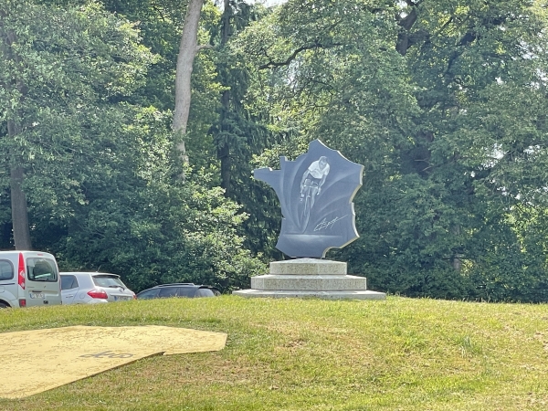 Nous traversons la D138 au niveau de la Stèle Anquetil. Le champion cycliste a vécu 20 ans dans le château qui est derrière les arbres. Le château (XIXe) est appelé château Anquetil ou château des Elfes. C'est la fête au château : on entend de la musique, des rires et des cris de joie.