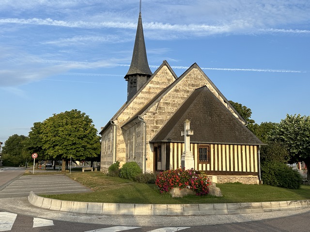 Nous partons du parking de la mairie, et longeons l'église Notre-Dame de Caugé (XVIe)