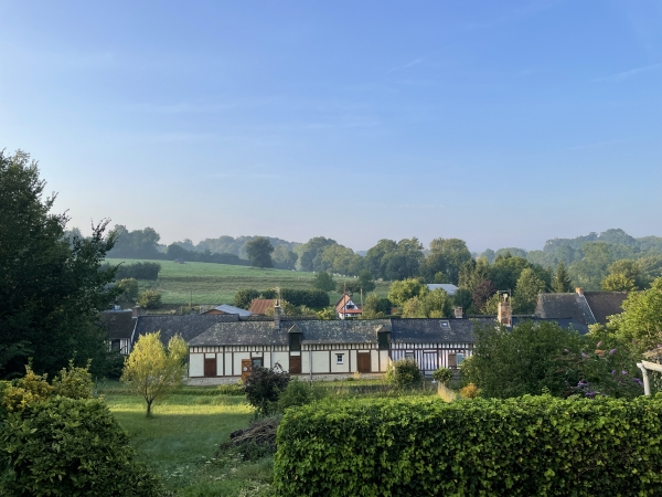 Le chemin du Quesnay domine le Bas de Bacqueville.