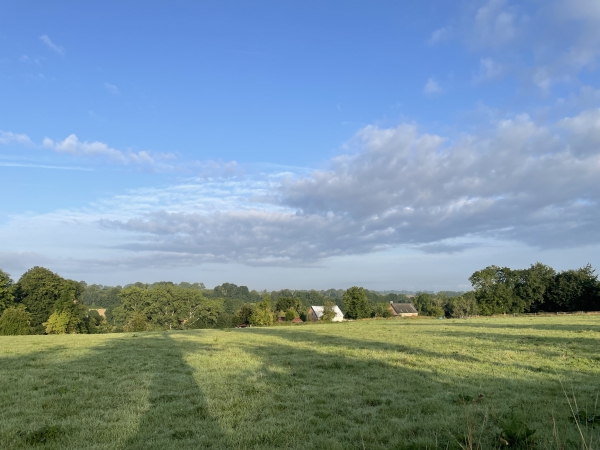 Vue sur le vallon de la Vienne depuis notre chemin.