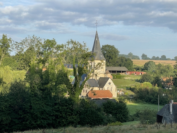 Nous dominons l'église Notre-Dame de Lamberville, juste avant de traverser ce village.