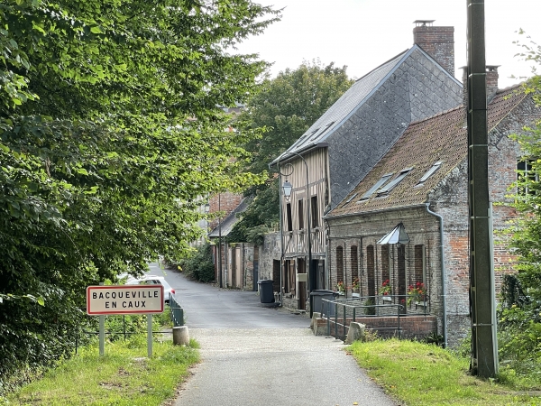 Nous entrons dans Bacqueville en traversant la Vienne.