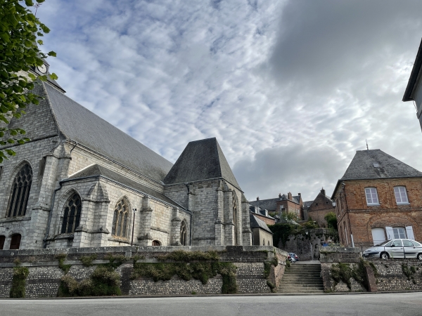 Eglise Saint-Pierre de Bacqueville (XVIe), reconstruite après les dommages de la seconde guerre mondiale. Nous allons suivre l'escalier en face pour monter vers le centre du bourg.