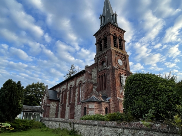 Nous partons du parking de la place de l'Amitié, et quittons le centre du bourg par le Chemin des Noisettes, juste en face de l'église Saint-Pierre.