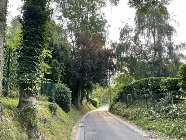Nous descendons le Chemin du Val des Moulineaux pour rejoindre la vallée de la Claire.