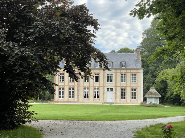 Château de Gonneville-sur-Honfleur, propriété de Anna & Philipp de la chaîne YouTube How To Renovate A Chateau Without killing Your Partner. Le château a retrouvé son éclat, grâce au travail de ses nouveaux propriétaires.