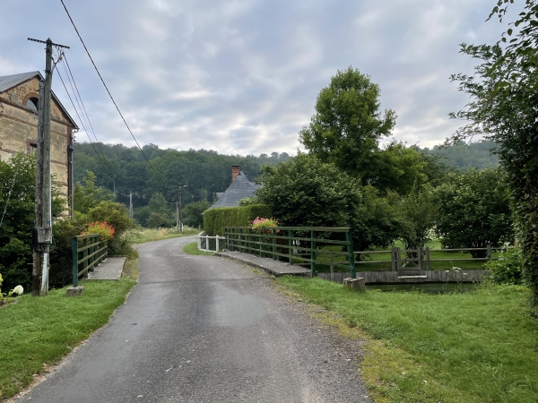 Nous sommes garés dans la rue du Village, près de la mairie, et traversons l'Authou en direction du nord.