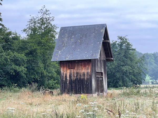 Curieuse grange, toute en hauteur, non loin de l'ancien moulin.
