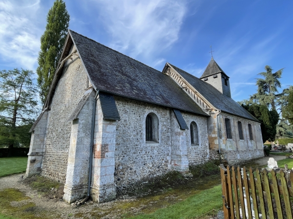 L'église Notre-Dame de Livet-sur-Authou, est éloignée du bourg, mais proche du château.