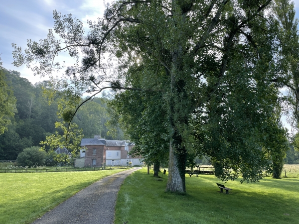 Entre l'église et le moulin Sainte-Marie (en face), se trouve une aire de détente avec quelques bancs.