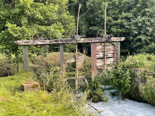 Ancien mécanisme du moulin Sainte-Marie sur le Torrent de l'Authou.